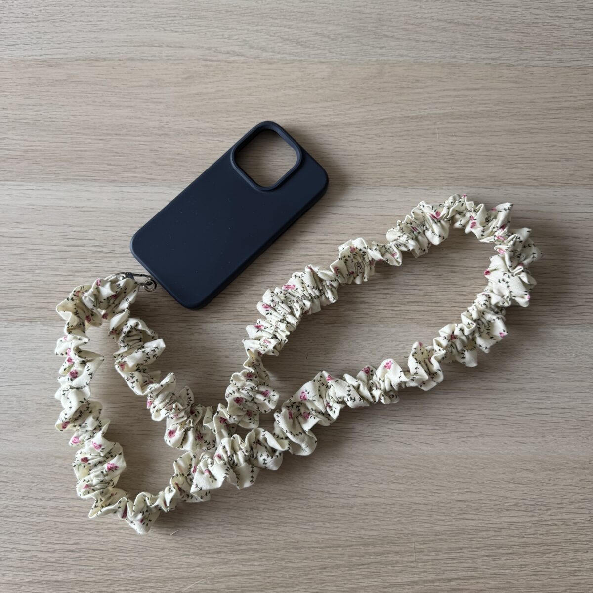 Cordon Froufrous Téléphone Beige fleuri – Image 2
