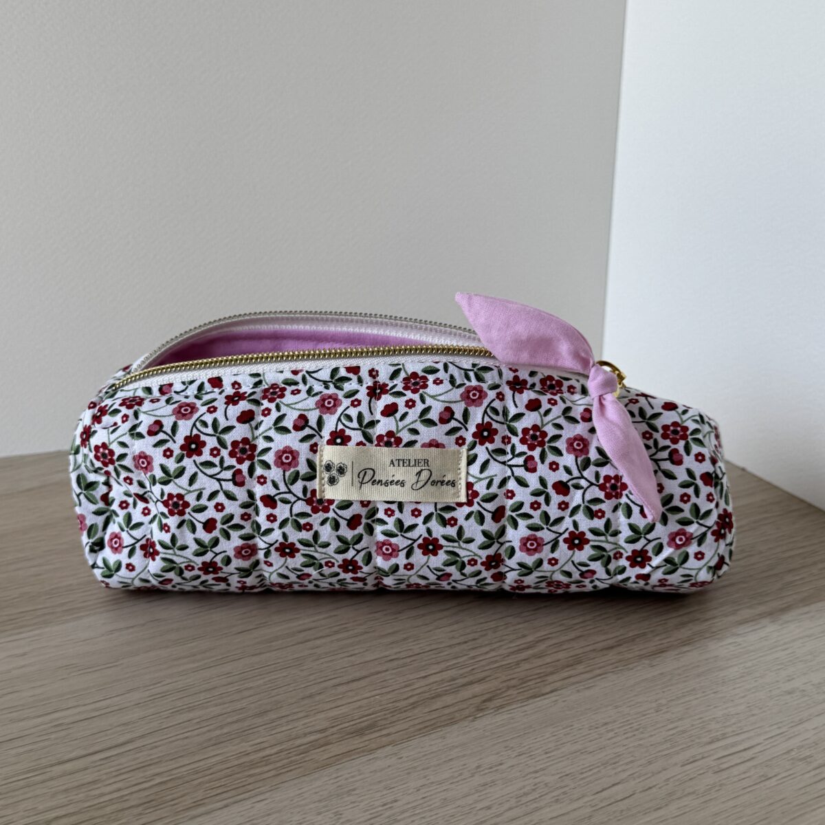 Trousse à stylos fleuri matelassé vert et rose – Image 2